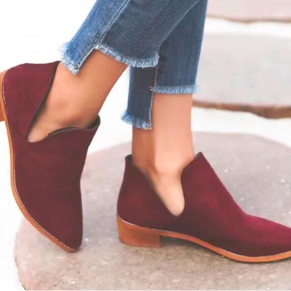 LALA IKAI V SHAPE POINTED TOE ANKLE BOOTS
